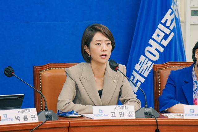 고민정 더불어민주당 의원이 26일 방송통신위원회로부터 제출받은 실태조사 자료에 따르면, 앱스토어는 일부 앱 결제 서비스에 대해 구글플레이와 원스토어, 웹 결제 대비 최대 1만1,000원 이상 비싸게 판매하고 있다. 고민정 의원실