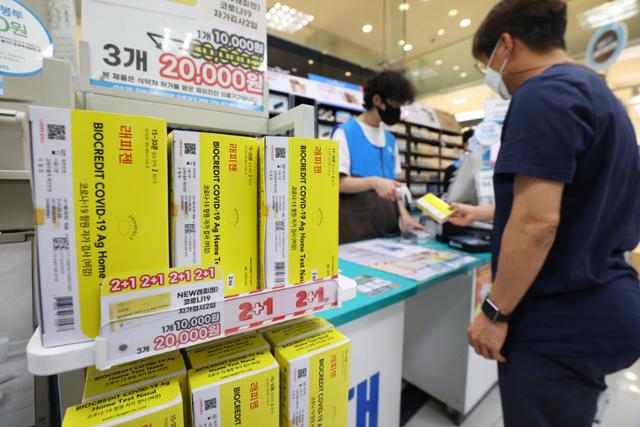 지난 7월 25일 서울의 한 GS25 편의점 매장에서 시민이 코로나19 자가검사키트를 구매하고 있다. 연합뉴스