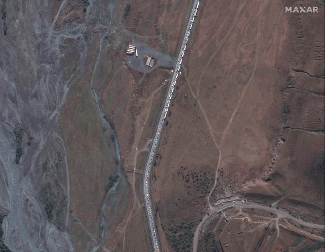 26일 러시아 고속도로에 국경 검문소를 통과해 조지아로 향하려는 차량이 길게 늘어서 있다. 막사 테크놀로지 제공 AP 연합뉴스