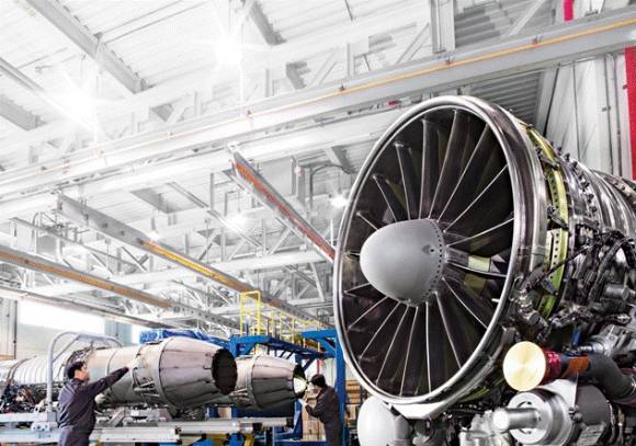 키움증권은 27일 한화에어로스페이스의 대우조선해양 인수 결정으로 방산 정체성 희석 우려를 받고 있다고 밝혔다. 사진은 한화에어로스페이스 창원사업장에서 작업자가 엔진을 검수하고 있다. [사진=한화에어로스페이스]