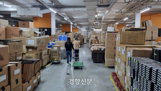 27일 인천의 한 백화점 지하 주차장 하역장에 판매용으로 입고된 각종 상자들이 가득차 있다. |박준철 기자