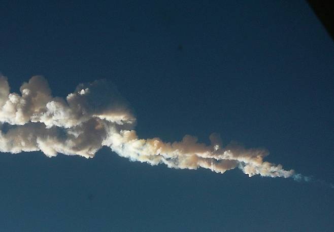 2013년 2월15일(현지시간) 러시아 첼랴빈스크 하늘에서 지름 20ｍ의 소행성이 지구 대기 중에서 폭발하며 흰 연기 구름을 만들고 있다. 이 폭발로 생긴 충격파로 1200여명이 부상을 입었다. 위키피디아 제공