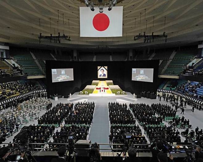 아베 신조 전 일본 총리 국장(國葬)이 27일 오후 2시 도쿄 소재 일본무도관에서 열렸다. 아베 전 총리 국장에 약 4천300여명의 국내외 인사가 참석한 모습. 사진=연합뉴스
