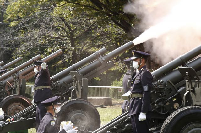 일본 육상자위대원들이 27일 아베 신조 전 총리의 국장을 연 도쿄 부도칸 밖에서 조포를 발사하고 있다. AP뉴시스