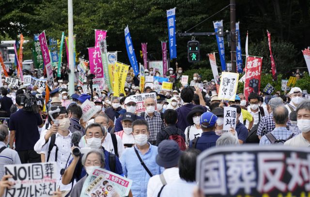 아베 신조 전 일본 총리의 국장을 반대하는 집회 참가자들이 27일 도쿄 국회의사당 주변 거리를 가득 채우고 있다. AP뉴시스