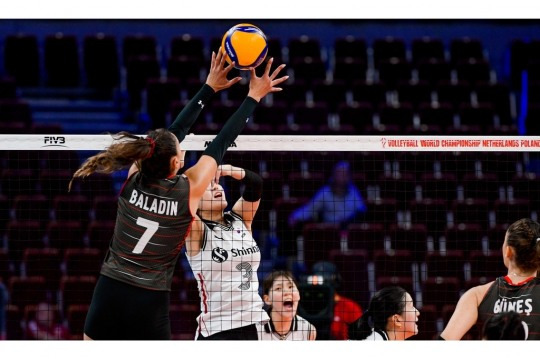 한국 여자배구팀 세터 염혜선이 27일 폴란드 그단스크에서 열린 2022 국제배구연맹(FIVB) 세계여자선수권대회 B조 2차전 튀르키예와의 경기에서 공중볼을 다투고 있다. [국제배구연맹 홈페이지 캡처]