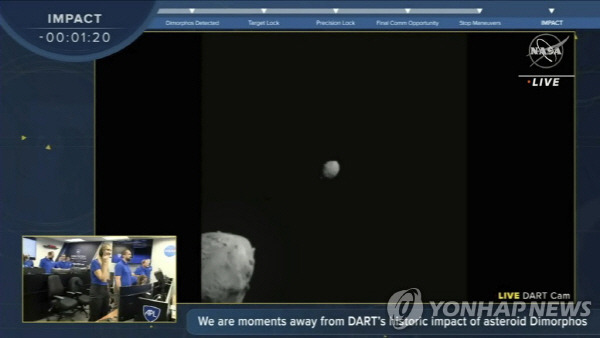 DART 우주선이 디이모스를 지나 다이모르포스로 향하는 장면. [사진 = 연합뉴스·NASA 제공]