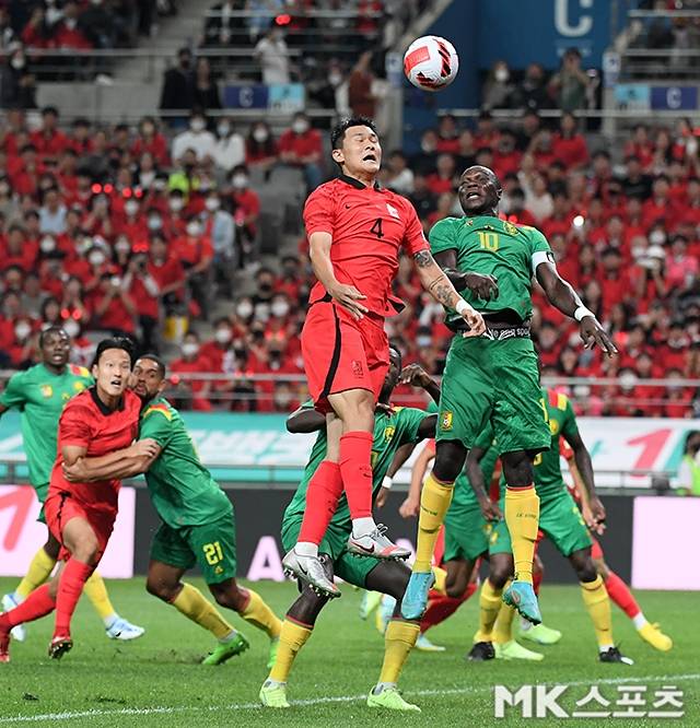 김민재는 이날 카메룬 공격진을 상대로 한 높이-스피드 경쟁에서 앞선 것은 물론 공격을 미리 차단하는 영리한 수비를 선보였다. 사진(상암 서울)=천정환 기자