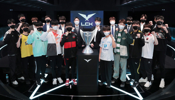 서울 종로구 롤파크에서 열린 2022 리그 오브 레전드 챔피언스 코리아(LCK) 서머 미디어데이에 참가한 팀 선수들과 감독들이 우승을 다짐하며 기념 촬영을 하고 있다./사진=뉴스1