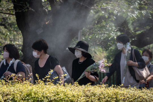 아베 신조 전 총리에 대한 추모객들이 국장 행사장 인근으로 모여들고 있다. AFP·연합뉴스