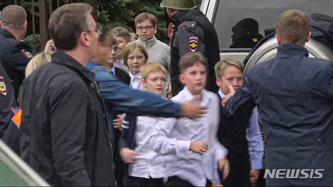 [이젭스크=AP/뉴시스] 26일(현지시간) 러시아 우드무르티야공화국 이젭스크에 있는 88번 학교에서 총격이 발생해 어린이들이 대피하고 있다. 경찰은 무장 괴한이 이 학교에서 총기를 난사해 어린이 11명 등 15명이 숨지고 24명이 다쳤다고 밝혔다. 2022.09.27.