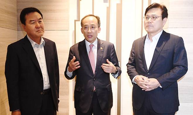 [서울=뉴시스] 추경호(가운데) 경제부총리 겸 기획재정부 장관이 27일 서울 서초구 인터콘티넨탈 서울 코엑스 호텔에서 신제윤(왼쪽), 최종구 전 금융위원장과 조찬 모임을 갖고 있다. (사진=기획재정부 제공) 2022.09.27. photo@newsis.com *재판매 및 DB 금지