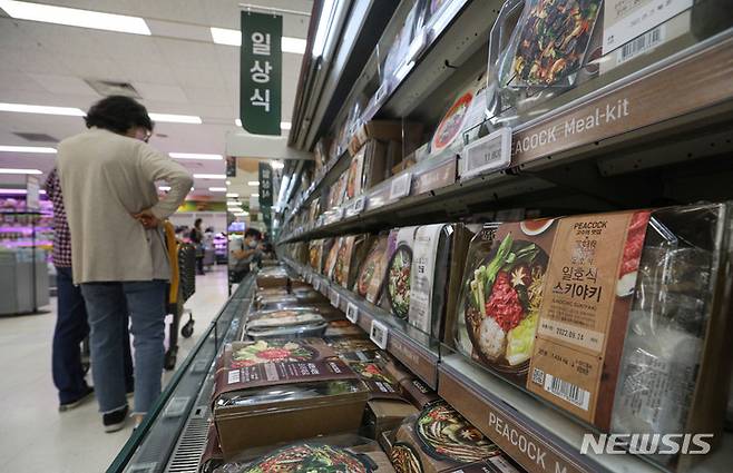 [서울=뉴시스] 권창회 기자 =  서울 시내 한 대형마트에 진열된 밀키트. 2022.09.23. kch0523@newsis.com