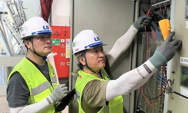 [서울=뉴시스]전남 광주 양동복개상가에서 LS전선 작업자들이 IoT가 적용된 케이블 원격관리시스템을 설치하고 있다. (사진 = LS) 2022.9.27. photo@newsis.com *재판매 및 DB 금지
