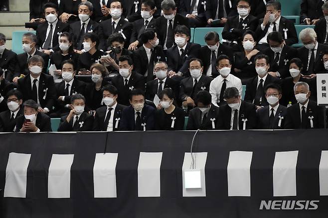 [도쿄=AP/뉴시스] 27일 일본 도쿄 부도칸에서 암살당한 아베 신조 전 총리의 국장에 조문객들이 도착하고 있다. 2022.09.27.