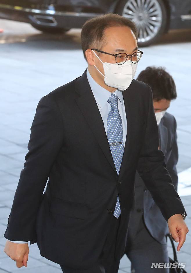 [서울=뉴시스] 배훈식 기자 = 이원석 검찰총장이 27일 오후 김주현 금융위원장 예방 차 서울 종로구 정부서울청사에 들어서고 있다. 2022.09.27. dahora83@newsis.com