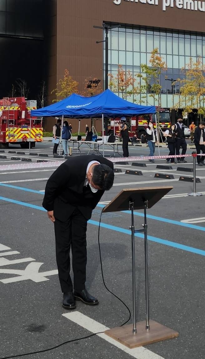 정지선 현대백화점그룹 회장이 26일 발생한 현대프리미엄아울렛 대전점 화재 사고와 관련해 사죄하고 있다.(사진=현대백화점그룹 제공) *재판매 및 DB 금지