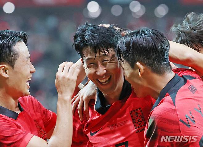 [서울=뉴시스] 조성우 기자 = 27일 오후 서울 마포구 서울월드컵경기장에서 열린 하나은행 초청 축구 국가대표 평가전 대한민국과 카메룬의 경기 전반전, 한국 손흥민이 선제골을 넣은 뒤 기뻐하고 있다. 2022.09.27. xconfind@newsis.com