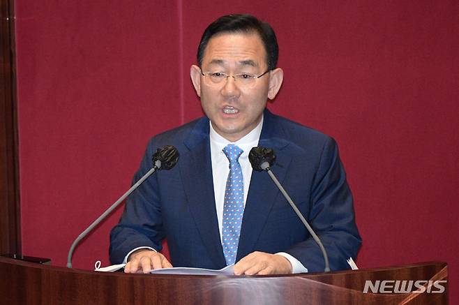 [서울=뉴시스] 고범준 기자 = 국회 운영위원장으로 선출된 주호영 국민의힘 원내대표가 27일 오후 서울 여의도 국회 본회의장에서 수락연설을 하고 있다. (공동취재사진) 2022.09.27. photo@newsis.com