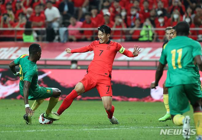 [서울=뉴시스] 조성우 기자 = 27일 오후 서울 마포구 서울월드컵경기장에서 열린 하나은행 초청 축구 국가대표 평가전 대한민국과 카메룬의 경기 전반전, 한국 손흥민이 볼경합을 벌이고 있다. 2022.09.27. xconfind@newsis.com