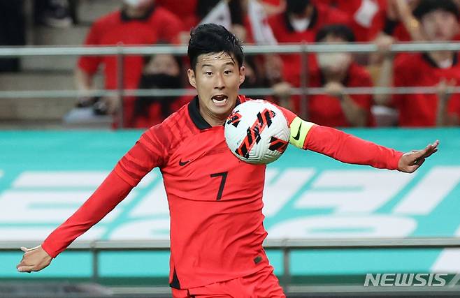 [서울=뉴시스] 조성우 기자 = 27일 오후 서울 마포구 서울월드컵경기장에서 열린 하나은행 초청 축구 국가대표 평가전 대한민국과 카메룬의 경기 전반전, 한국 손흥민이 드리블 하고 있다. 2022.09.27. xconfind@newsis.com