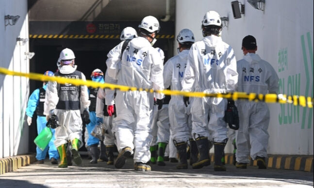 27일 7명의 사망자가 발생한 대전 유성구 용산동 현대아울렛 화재 현장으로 합동현장감식 조사원들이 진입하고 있다. 뉴스1