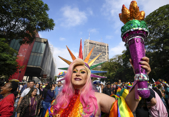 자유의 여신상 포즈 - 19일(현지시간) 상파울루 시내 중심가인 파울리스타 대로에서 동성애 축제가 열렸다.AP연합뉴스