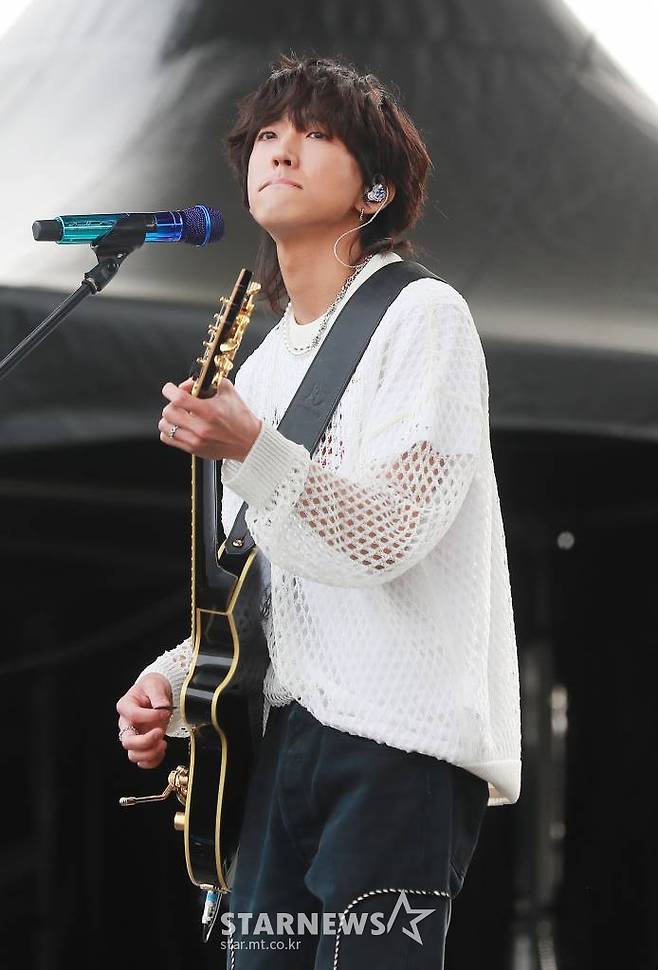 가수 이승윤이 14일 오후 서울 올림픽공원 88잔디마당에서 진행된 2022 뷰티풀 민트 라이프 페스티벌에서 공연을 펼치고 있다. 뷰티풀 민트 라이프는 올해로 13년째 이어지는 봄을 대표하는 음악 페스티벌이다. /2022.05.14 /사진=이동훈 기자 photoguy@