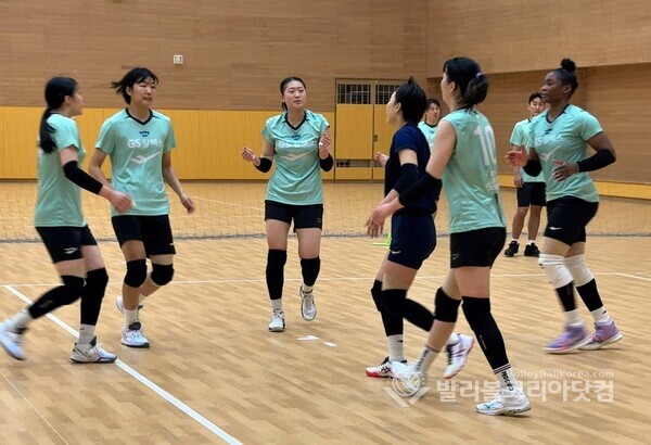일본 히바리키현에서 히타치와 전지훈련 중에 GS칼텍스 선수들.