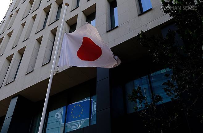 아베 전 총리 사망 후 벨기에 브뤼셀 일본 대사관에 걸린 조기