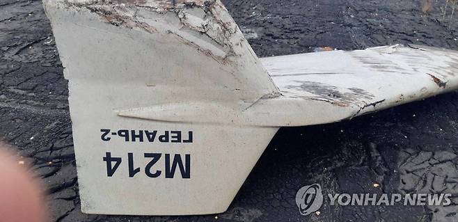 우크라이나군이 하르키우에서 격추한 이란 샤헤드-136 추정 드론의 날개 부분 [로이터 연합뉴스 자료사진. 재판매 및 DB 금지]