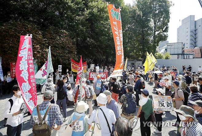 아베 국장 열린 일본무도관 인근 공원서 반대 집회 (도쿄 교도=연합뉴스) 27일 아베 신조 전 일본 총리 국장이 개최된 도쿄 소재 일본무도관 인근 공원에서 일본 시민단체 '국장 반대! 아베 전 총리의 죽음을 애도하지 않는다! 공동행동'이 주최한 국장 반대 집회가 열렸다. 이 집회에는 시민 등 수백 명이 참가했다. 2022.09.27 [재판매 및 DB 금지]