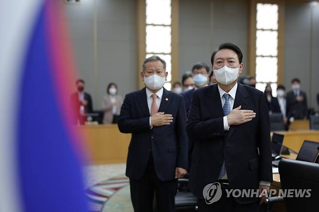 국기에 경례하는 윤석열 대통령 (세종=연합뉴스) 안정원 기자 = 윤석열 대통령이 27일 세종시 정부세종청사에서 열린 국무회의에서 국기에 경례하고 있다.  [대통령실 제공, 재판매 및 DB 금지] 2022.9.27 jeong@yna.co.kr