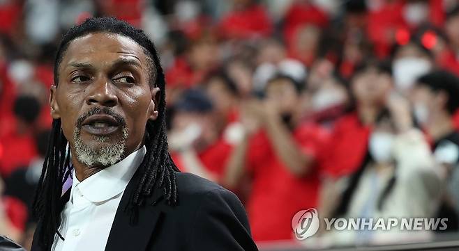 국가 부르는 리고베르 송 감독 (서울=연합뉴스) 김도훈 기자 = 27일 오후 서울 마포구 서울월드컵경기장에서 열린 한국 대 카메룬 축구 대표팀의 평가전에서 카메룬 리고베르 송 감독이 국가를 부르고 있다. 2022.9.27 superdoo82@yna.co.kr