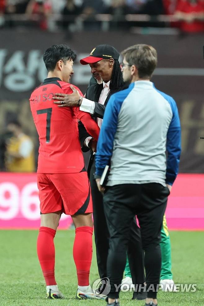 손흥민 축하하는 리고베르 송 감독 (서울=연합뉴스) 김주성 기자 = 27일 오후 서울 마포구 서울월드컵경기장에서 열린 한국 대 카메룬의 평가전에서 손흥민이 리고베르 송 카메룬 감독의 축하를 받고 있다. 2022.9.27 utzza@yna.co.kr