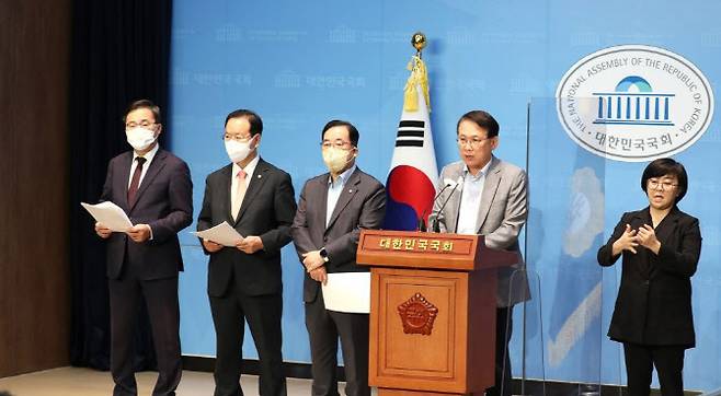 국회 과학기술정보방송통신위원회 국민의힘 박성중 간사와 위원들이 26일 국회 소통관에서 기자회견을 열고 윤석열 대통령 비속어 발언을 최초 보도한 MBC에게 해명을 요구하고 있다.(사진=연합뉴스)