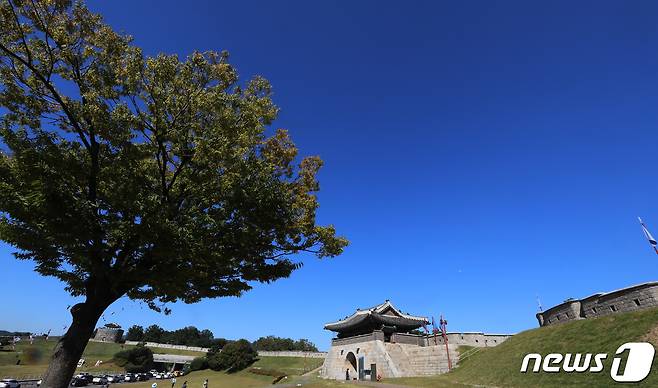 화창한 가을 날씨를 보인 27일 오후 경기 수원시 팔달구 수원화성 창룡문 인근에서 시민들이 산책을 하고 있다. 2022.9.27/뉴스1 ⓒ News1 김영운 기자