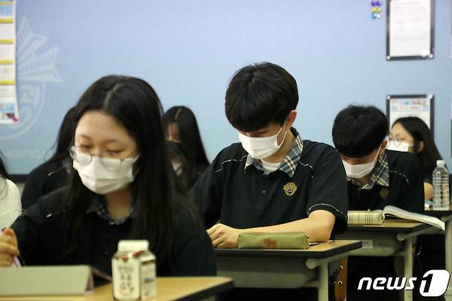 한 고등학교 3학년 교실에서 학생들이 수업에 열중하고 있다. /뉴스1 ⓒ News1 이승현 기자