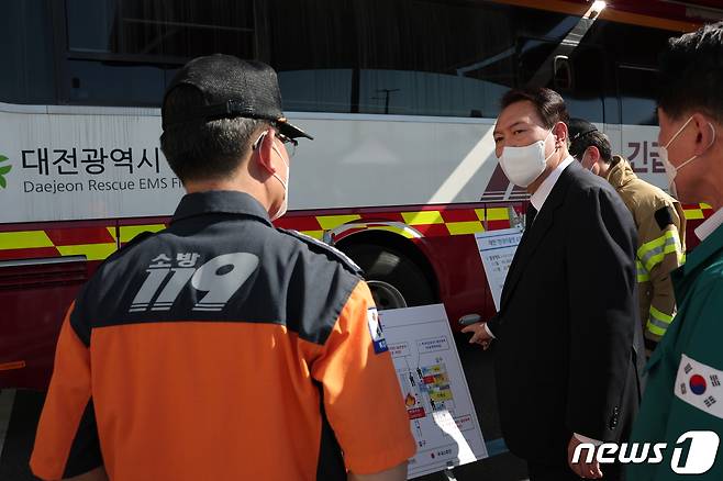 윤석열 대통령이 27일 오후 7명의 사망자가 발생한 대전 유성구 용산동 현대아울렛 화재 사고 상황을 보고받고 있다. (대통령실 제공) 2022.9.27/뉴스1 ⓒ News1 오대일 기자