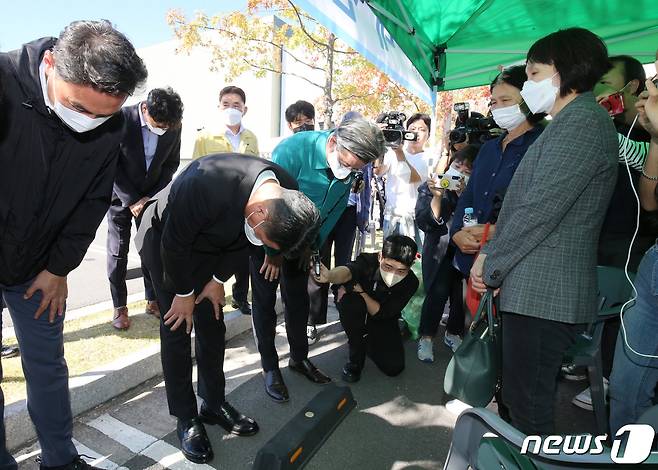 정지선 현대백화점그룹 회장이 27일 대전 유성구 용산동 현대아울렛 화재 현장에 마련된 희생자 합동분향소에서 유족에게 허리 숙여 사과하고 있다. 2022.9.27/뉴스1 ⓒ News1 김기태 기자