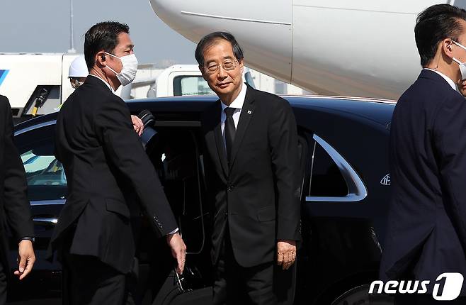 고 아베 신조 전 일본 총리의 조문사절단 단장인 한덕수 국무총리가 27일 오전 일본 도쿄 하네다국제공항에 도착해 차량에 탑승하고 있다. 한 총리는 이날 일본 도쿄에서 진행되는 아베 전 총리 국장에 참석한다. 2022.9.27/뉴스1 ⓒ News1 박지혜 기자