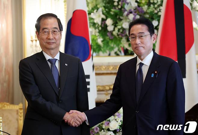 한덕수 국무총리가 28일 일본 도쿄 아카사카 영빈관에서 기시다 총리와 면담에 앞서 악수를 나누고 있다. 2022.9.28/뉴스1 ⓒ News1 박지혜 기자