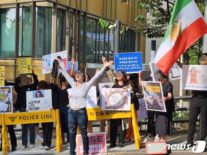 이란 국민들이 28일 오후 서울 용산구 주한이란이슬람 대사관 앞에서 집회를 열고 있다.  2022.09.28 ⓒ News1 유민주 기자