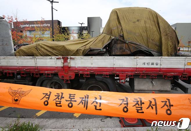 28일 오전 대전 유성구 대전 현대아울렛 화재 현장에서 화재 발화 추정 지점 차량이 국립과학수사연구원으로 옮겨지고 있다. 2022.9.28/뉴스1 ⓒ News1 김기태 기자