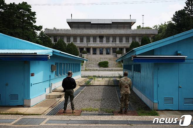 비무장지대(DMZ) 내 판문점에서 국군과 미군이 보초를 서는 모습. 반대편은 북측이다. 2022. 7. 19. ⓒ 로이터=뉴스1 ⓒ News1 최서윤 기자