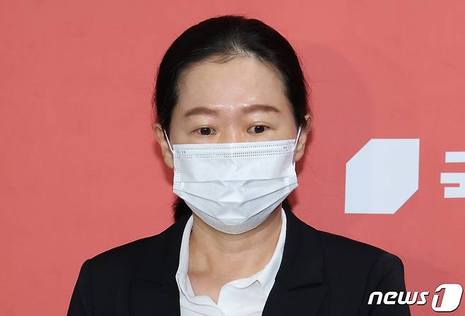 행정안전부 내 경찰국 신설에 반대하고 이상민 행안부 장관 탄핵을 주장한 권은희 국민의힘 의원이 28일 오후 서울 여의도 국회에서 열린 윤리위원회에 출석하며 취재진 질문에 답변하고 있다. (공동취재) 2022.9.28/뉴스1 ⓒ News1 이재명 기자