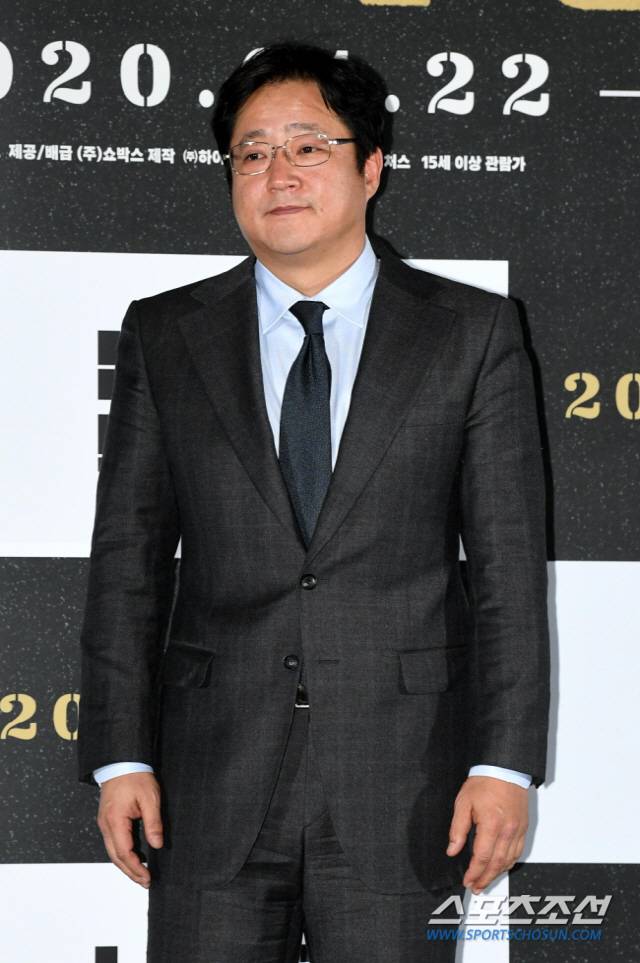 He has overcome the long-standing sadness of obscurity and has not overcome the desire of the moment. Actor Kwak Do-won is taking steps to remove the film industry with Drunk driving.Kwak Do-won was charged with driving his SUV in a drunken state on the 25th, driving about 10km from Geumneung-ri, Hallym-eup, Jeju-si to Bongseong-ri, Awol-eup, and violating the Road Traffic Act (Drunk driving).Kwak Do-won agency, Dae Entertainment, apologized through its official position, saying, I apologize deeply for the inconvenience, but the voice of criticism toward Kwak Do-won does not show any signs of sinking.Kwak Do-won, a substitute Irreplaceable You Actor, fell into a civilisation actor in a moment.Kwak Do-won is the next film to finish filming the movie Firefighter and the Teabing Original Billance. Both films are in the lead role, so editing is difficult.In addition, Kwak Do-won appeared in the public service advertisement War on Digital Sexual Crimes, but he returned the full amount of the payment because he decided that he violated the obligation to maintain dignity in the contract.Kwak Do-won, who made his debut on the stage of the play in 1992, is an actor who endured a long obscurity and became a leading actor.Since 2003, he has appeared in movies, and has been supporting the actors such as Uncle and Yellow Sea.Since then, he has been active in Gukseong, Asura, Steel Rain, and Namsans managers.The publics disappointment towards Kwak Do-won is even greater because of the Drunk driving controversy.Kwak Do-won has become a movie industry troublemaker with past controversies back on the ankle.Kwak Do-won was named as the Me Too perpetrator of 2018.In the online community, Kwak Do-won was named as a sexual harassment perpetrator, but Kwak Do-wons actions and the netizens did not match the claims.However, rumors of a drinking violence in 2020 have been at the center of another controversy: after filming the movie Firefighter, he has violenced staff at a dinner party.Kwak Do-won said, We had a controversy with a staff member to talk about a movie.Kwak Do-won denied all of the previous controversies, but it became a civilization actor in Chungmuro ​​by burning the Drunk driving controversy.Drunk driving in the entertainment industry has been growing rapidly in recent years.Kim Seon-ron, a former actor, had a big accident in May when he received a transformer and other facilities from Drunk driving in Cheongdam-dong, Gangnam-gu, and Vikton Huhchan recently stopped group activities due to Drunk driving.In addition, stars such as space designer Lim Sung Bin, empire children Moon Jun Young, and Actor Park Sihyun are committing Drunk driving.Drunk driving is one of the serious crimes to the point of being called preliminary murder.It is time to pay attention to whether or not you are in love with the public and prevent your own path as well as everyones path.