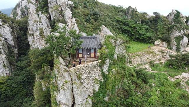 김형아의 신곡 '도솔암 연가'는 전주 부분에서 대금의 은은한 가락, 간주에 삽입된 명창 국악인의 구음이 가슴을 울리고 마음을 사로잡는다. 사진 위는 프로듀서와 피처링에 참여한 국악인 김영임. /더팩트 DB