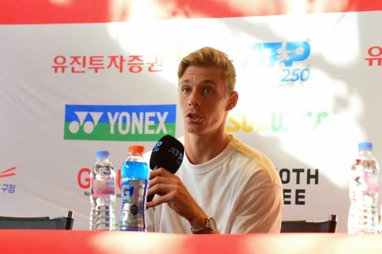 인터뷰하는 샤포발로프(사진=코리아오픈 조직위원회)