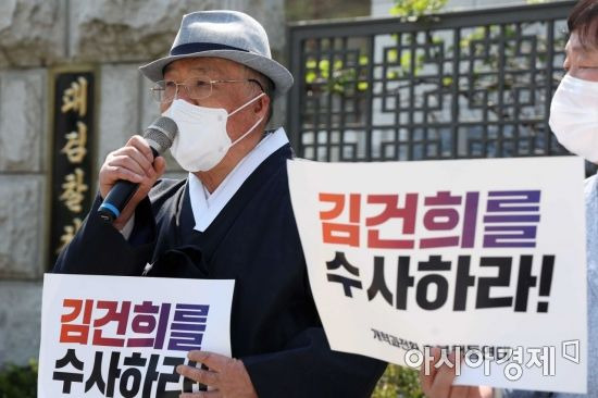 15일 서울 서초구 대검찰청 앞에서 개혁과전환 촛불행동연대 관계자들이 ‘한동훈 지명 철회! 김건희 즉각 수사! 국민협박 검찰 난동 규탄 기자회견’을 열고 있다. 백은종 서울의소리 대표가 발언하고 있다. /문호남 기자 munonam@